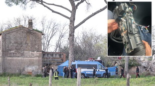 Troupe al lavoro per la Rai aggredita dagli anarchici: due in ospedale