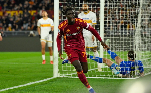 Una rete di Vaz piega il Lecce, la Roma vince 1-0 e aggancia la Juve