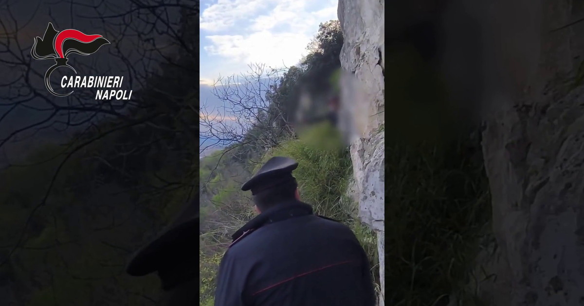 Tratto in salvo 48enne che minacciava il suicidio nel Napoletano: le immagini