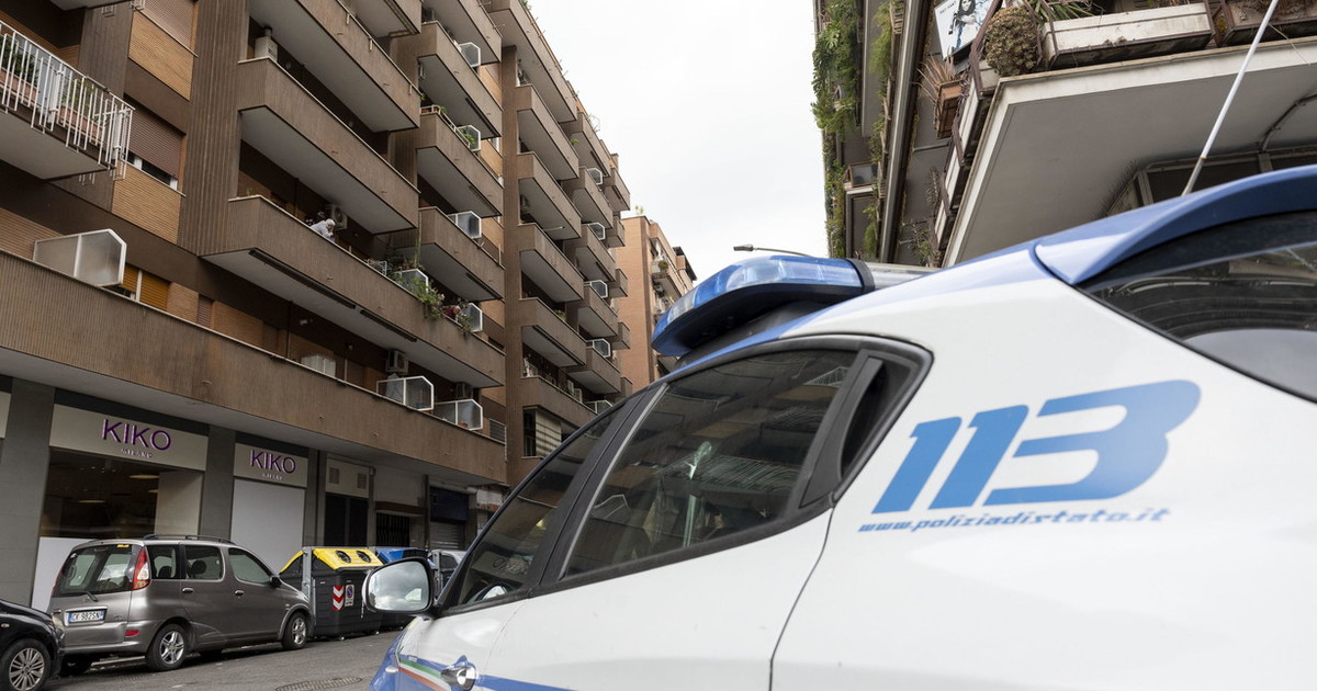 Corpo di una donna scoperto all'alba vicino alle scale del liceo Vivona: il giallo all'Eur