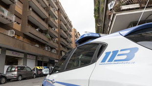 Corpo di una donna scoperto all'alba vicino alle scale del liceo Vivona: il giallo all'Eur