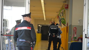 Studente di 13 anni accoltella la prof a scuola. Sulla maglietta la scritta vendetta. Valditara: Sconvolgente