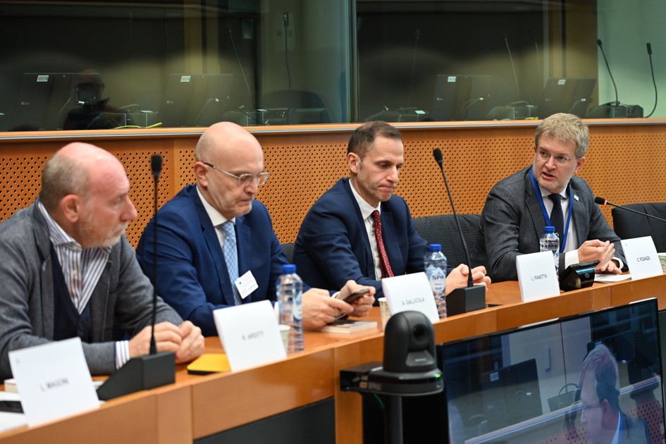 parlamento europeo presentato piumini e catene i libro di arditti e gallicola sul tema maranza da Iltempo.it parlamento europeo presentato piumini e catene i libro di arditti e gallicola sul tema maranza