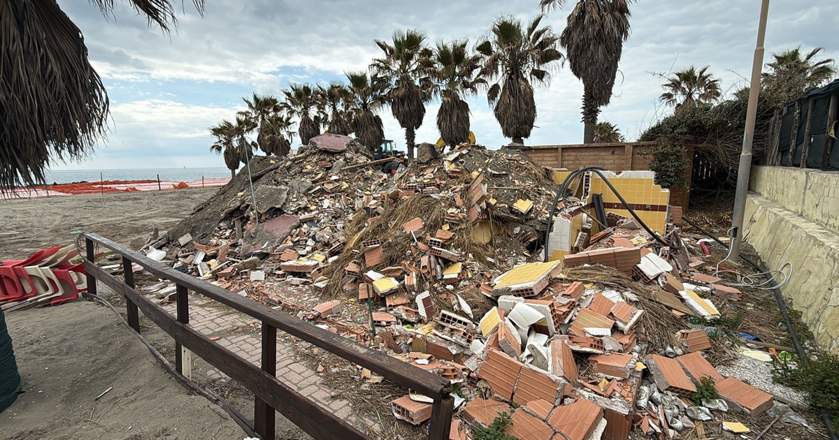 Lidi distrutti e rifiuti, Ostia nel caos. La stagione inizia fra 35 giorni
