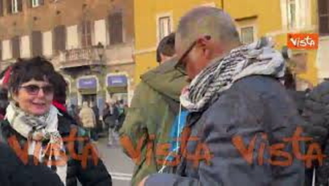 Striscione 'Gaza we are coming' alla Manifestazione No Kings a Roma