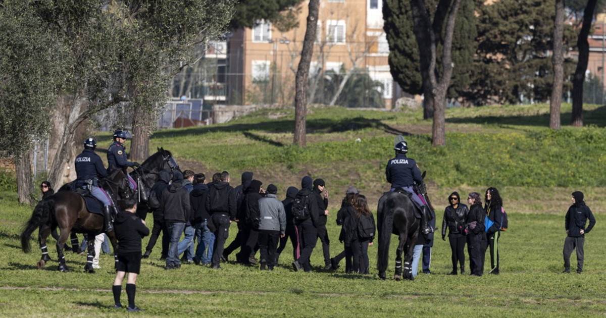 La cerimonia anarchica a Roma nonostante il divieto. "Violenza liberatrice", le nuove minacce in rete