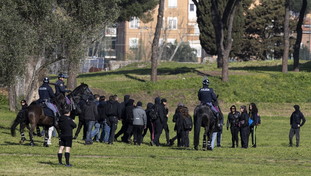Gli anarchici sfidano il divieto, 91 identificati per il raduno. Nuove minacce online: "Violenza liberatrice"&nbsp;
