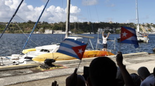 Gli Usa fanno passare petroliera russa a Cuba. Trump: Devono sopravvivere