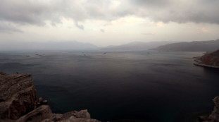 Iran, pedaggio su Hormuz e ritiro dal Trattato nucleare. Trump: "Non fatelo"