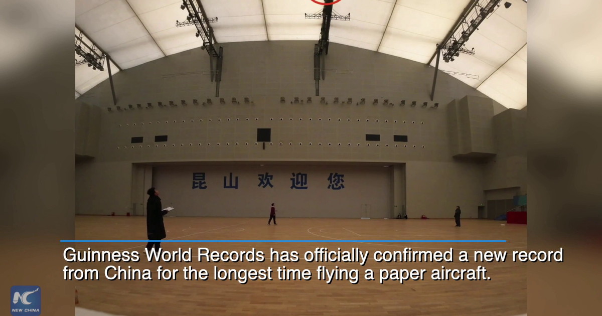 Cina, team batte Guinness World Record per durata di volo di aeroplano di carta