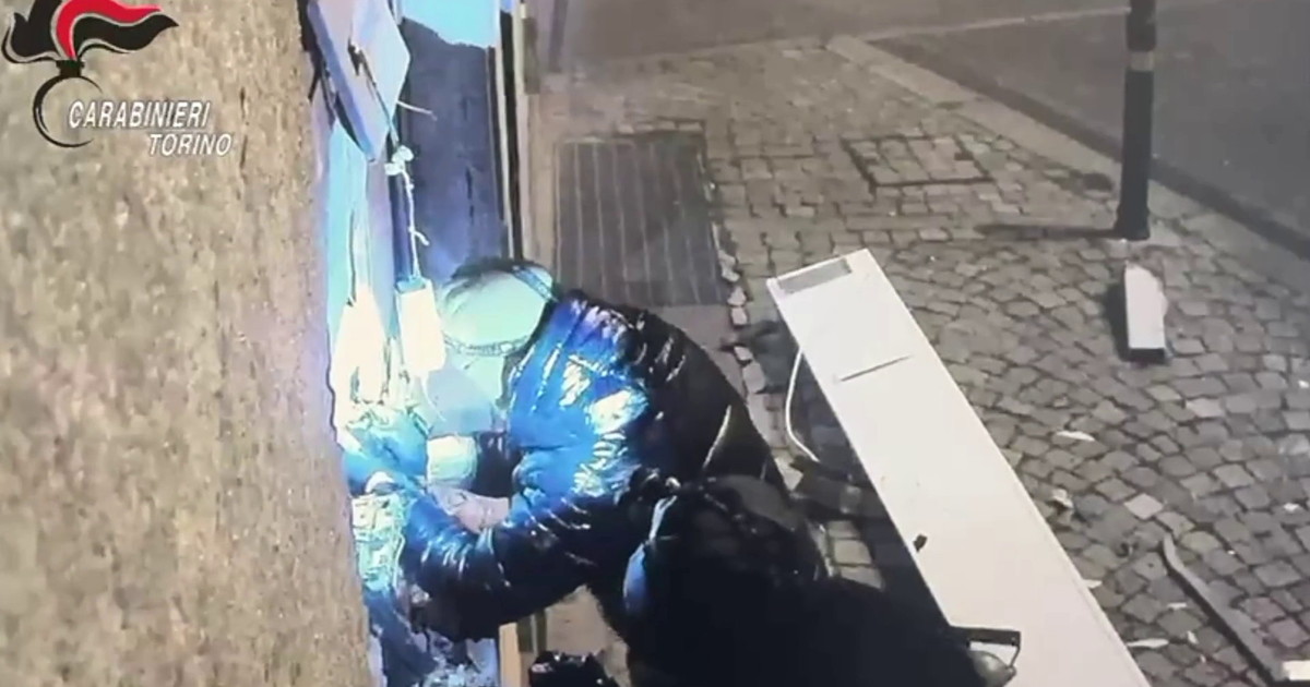 Assalto a uno sportello ATM con esplosivo nel Torinese, 3 arresti e 2 denunce