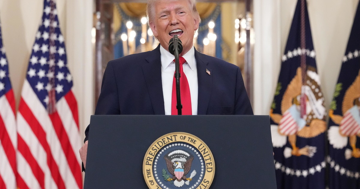 Iran, Trump alza il tiro: Colpiremo ancora duramente. E i prezzi schizzano