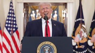 Iran, Trump alza il tiro: Colpiremo ancora duramente. E i prezzi schizzano