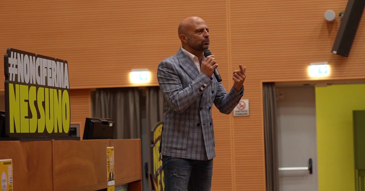 #NonCiFermaNessuno fa tappa nelle università