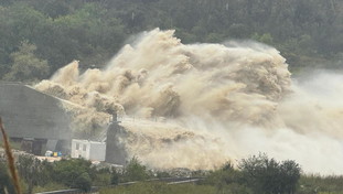 Frane, ponti crollati, neve record e fiumi esondati: Italia sotto assedio del maltempo