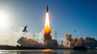 Nasa, Artemis II lascia l'orbita terrestre e mira alla Luna