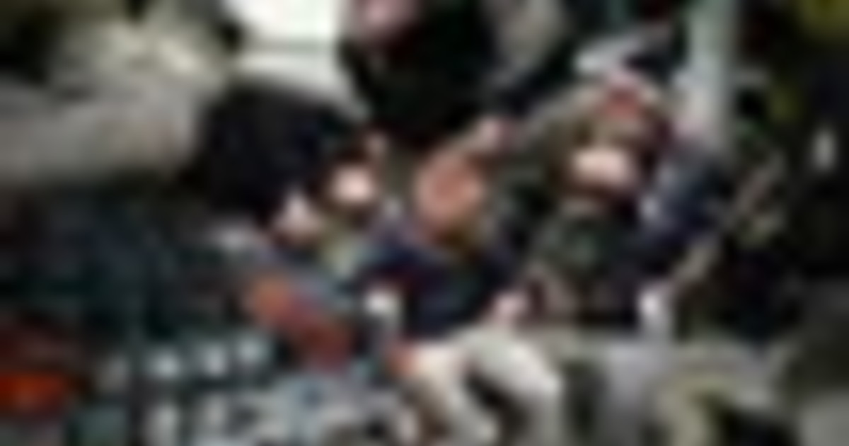 Artemis II verso la Luna, l'astronauta saluta a testa in giù la Terra