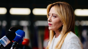 Meloni atterra nel Golfo, la missione lampo per la sicurezza energetica