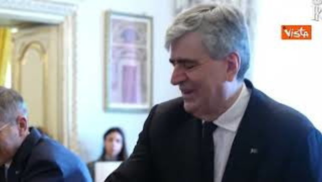 Mazzi stringe la mano di Meloni troppo presto al giuramento: Scusate è la prima volta