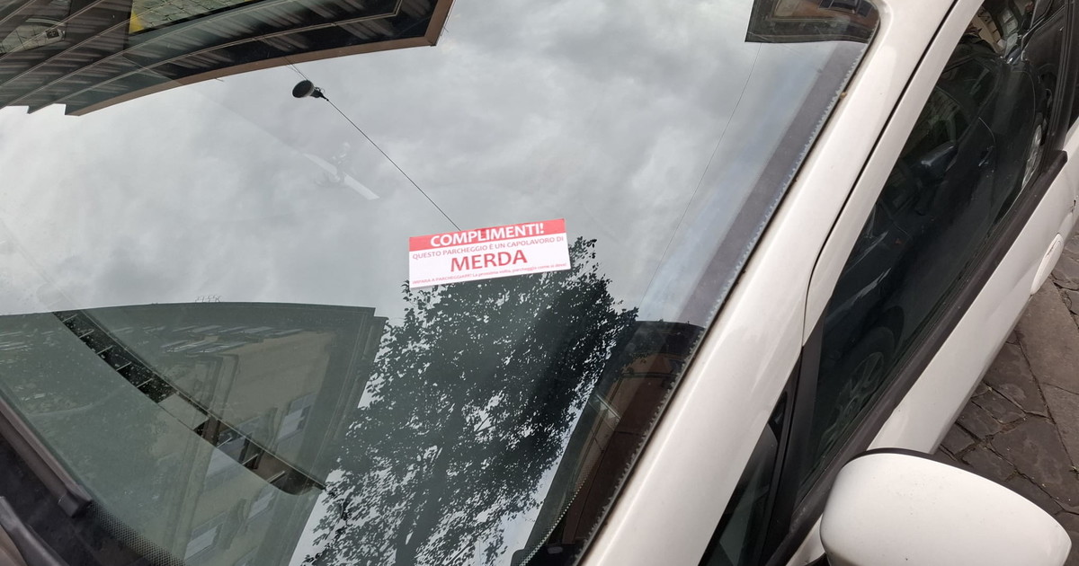 Auto in doppia fila, arriva il 