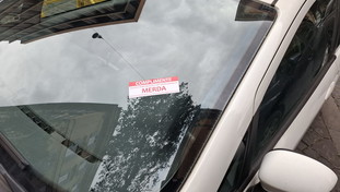 Auto in doppia fila, arriva il giustiziere