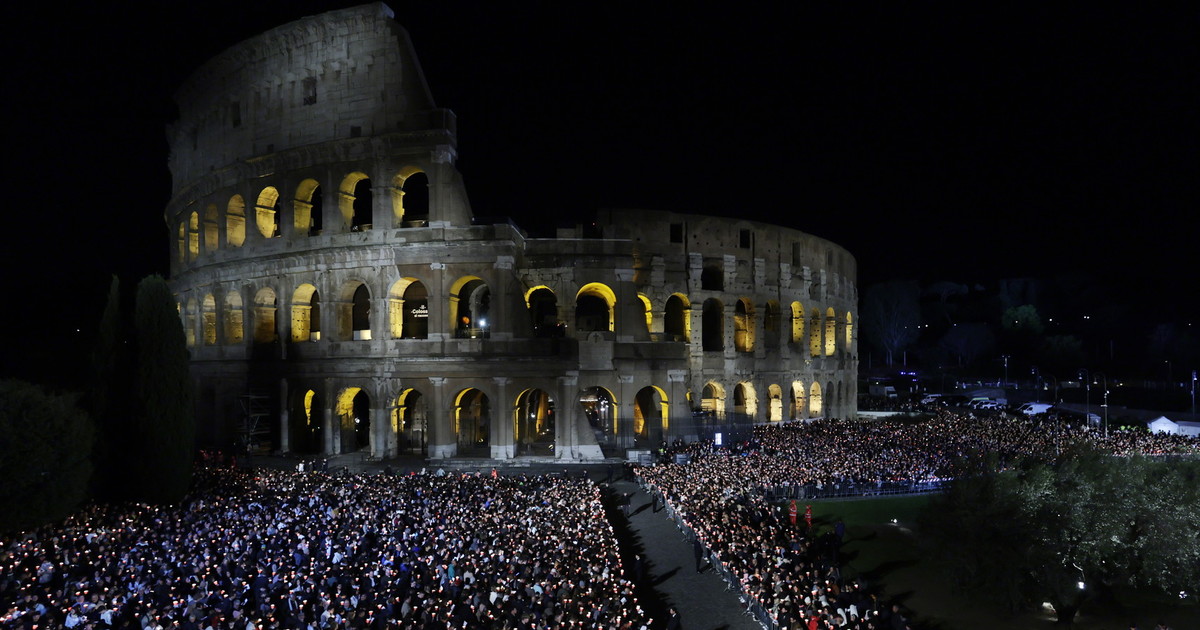 Colosseo, la prima Via Crucis di Papa Leone: il messaggio ai fedeli