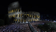 Colosseo, la prima Via Crucis di Papa Leone: il messaggio ai fedeli 