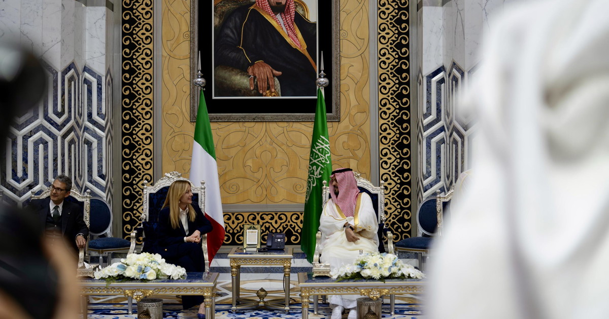 Meloni, blitz nel Golfo e stoccata alla sinistra: Critica dal divano