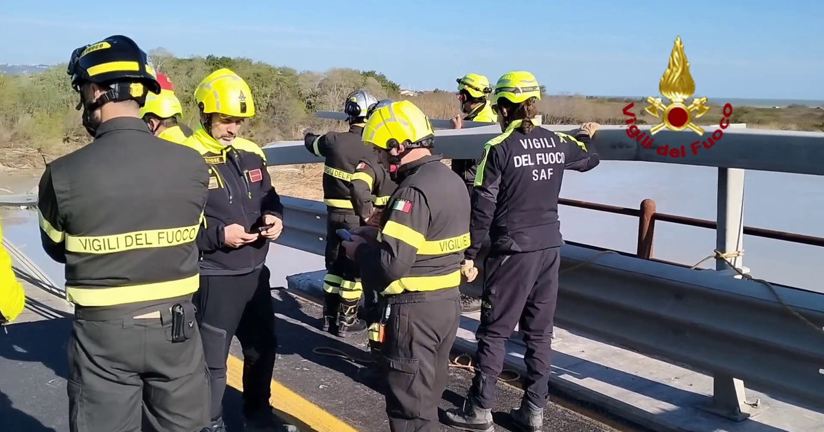 Maltempo, proseguono ricerche disperso dopo il crollo del ponte sul fiume Trigno