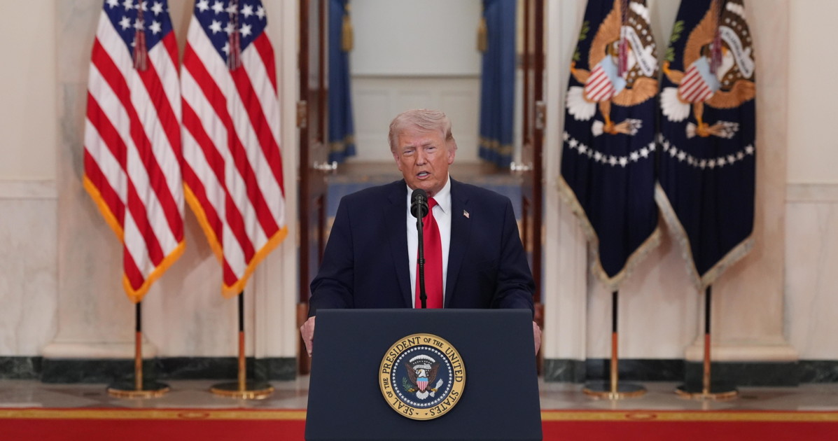 Iran, missili incrociati e pressione su Hormuz. Trump lancia l