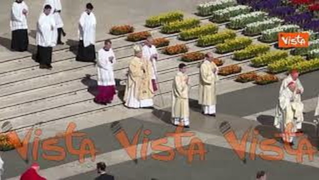 Papa Leone XIV esce sul sagrato di Basilica S. Pietro per celebrare la sua prima messa di Pasqua