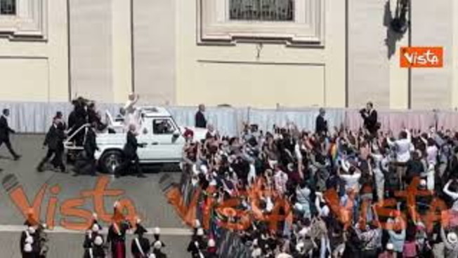 Il giro in papamobile di Leone XIV in piazza San Pietro dopo la Messa di Pasqua