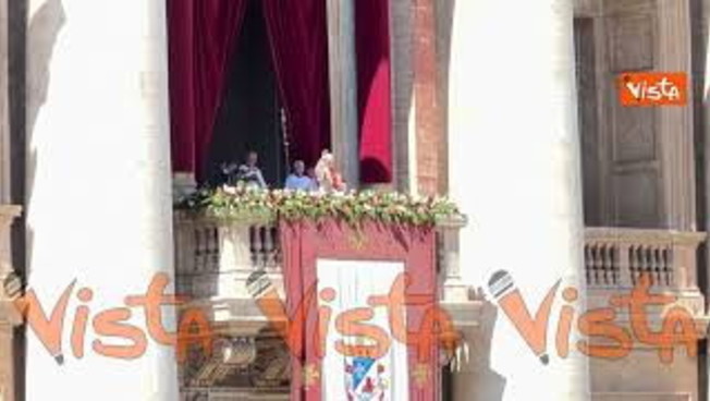 Leone XIV benedice i fedeli dal balcone di San Pietro e rientra in basilica dopo l'Urbi et Orbi