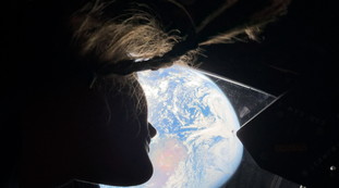 Spazio, Artemis verso l'orbita lunare. Stasera supererà l'Apollo 13