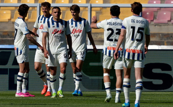 L'Atalanta vince a Lecce e accorcia su Como e Roma