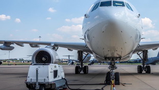 Altro aeroporto resta senza carburante. Gli scali a secco: cosa sta succedendo