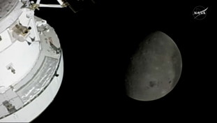 Artemis II sorvola il lato oscuro della Luna: la diretta video della Nasa