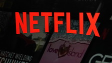 “Rispetta la sentenza o ti travolgiamo in tribunale”. Ultimatum a Netflix sui rincari illegali
