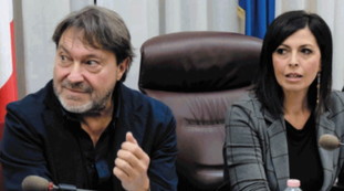 Chiedete scusa alla Meloni per quel selfie su cui fare sciacallaggio