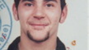 Dal pedalò sul lago alla 500 rubata al cimitero: le due fughe rocambolesche del triplice omicida