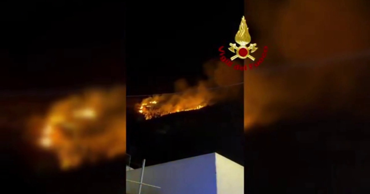 Incendio minaccia abitazioni a Ischia, le operazioni di spegnimento