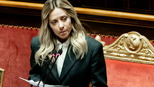 La rabbia e l&rsquo;orgoglio di Meloni contro il partito cinese: &ldquo;Da voi solo insulti. Governo avanti fino alla fine&rdquo;