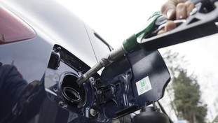 Piccola buona notizia: prezzi della benzina in calo. Ma un marchio va in controtendenza