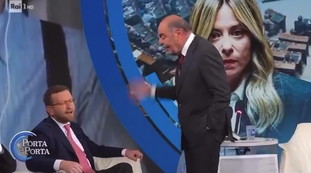 Vespa sbotta: "Non glielo consento". L'attacco che lo fa infuriare | <span style=color: rgb(153, 0, 0);>VIDEO</span>