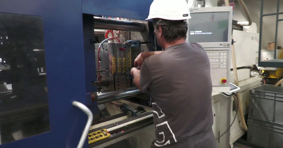 In lieve rialzo la produzione industriale a febbraio