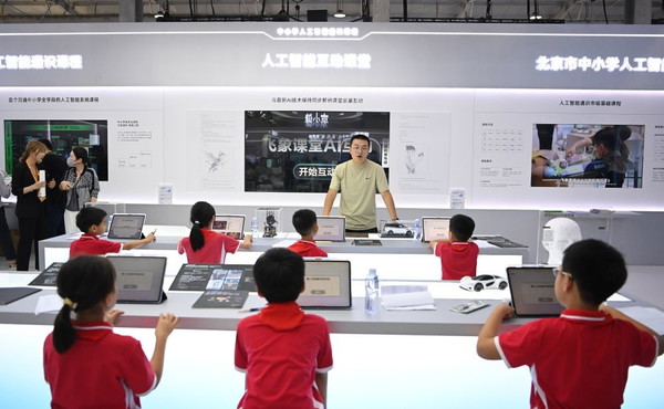 La Cina accelera sul digitale e introduce l'IA nelle scuole