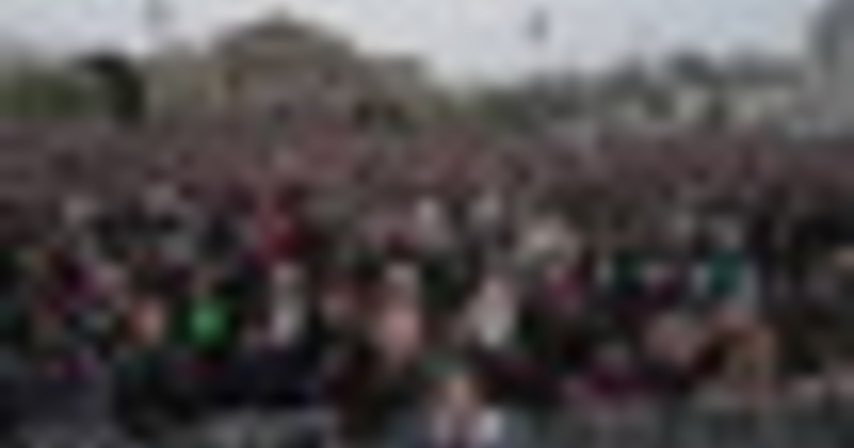 Ungheria al voto, giovani anti-Orban in piazza, Trump lo sostiene