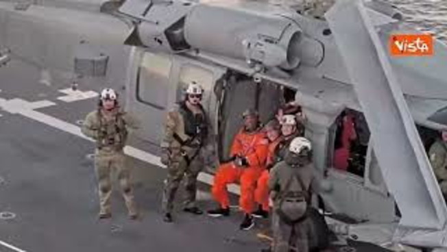 Artemis II torna sulla Terra, astronauti sorridenti dopo lo splashdown perfetto