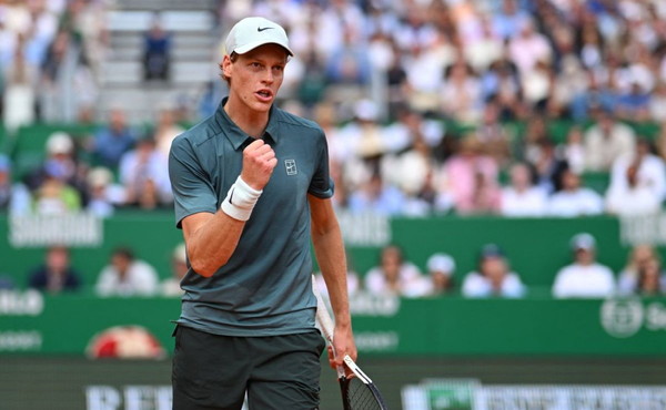 Sinner vola in finale a Montecarlo, battuto Zverev in due set