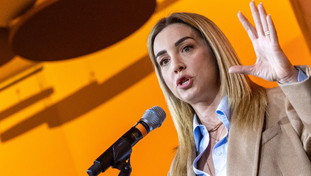 La Salis tenta la scalata del campo largo. Pd in tilt per il triangolo con Elly e Conte